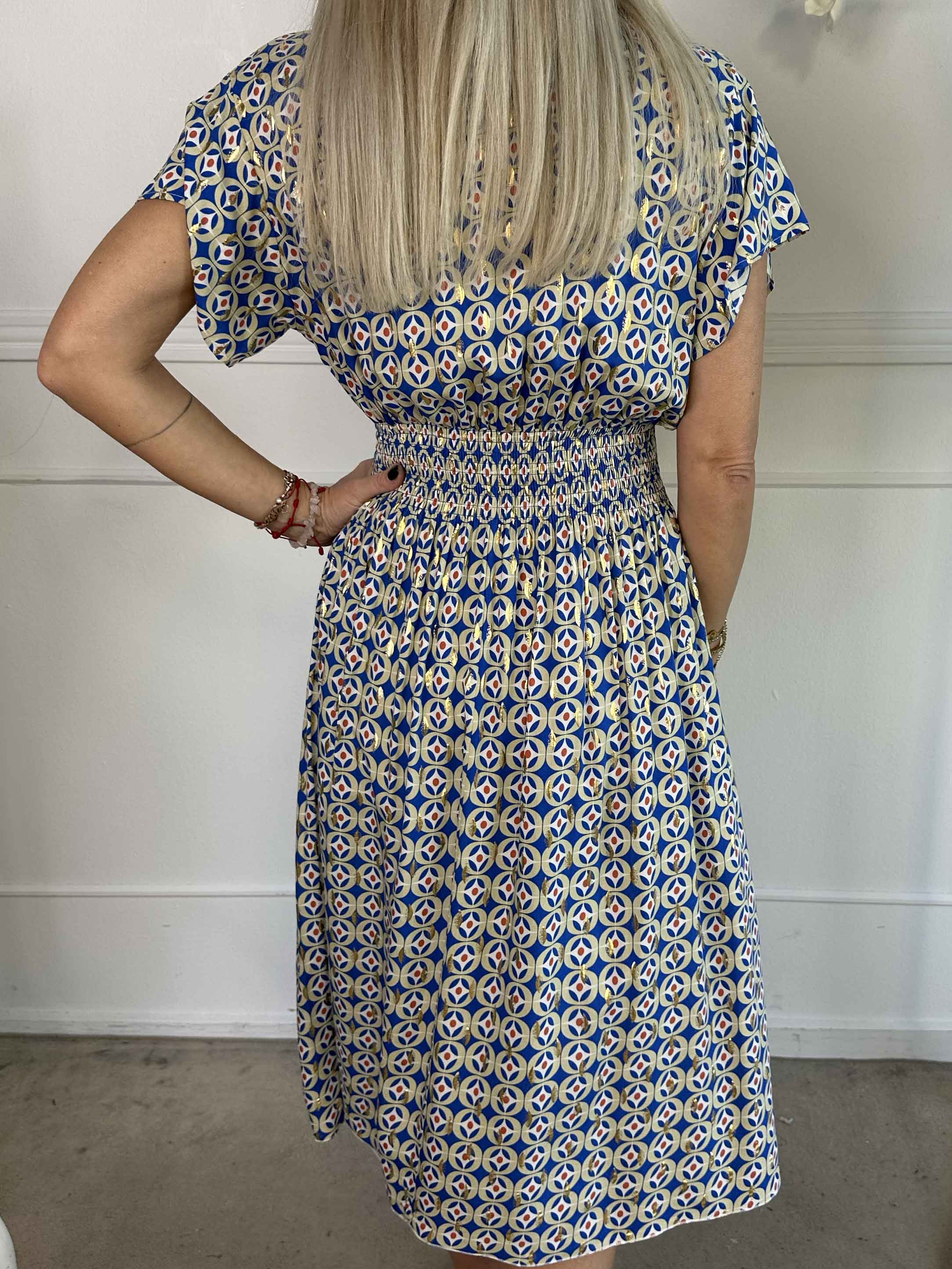 Sadie - Söt mönstrad klänning i viskos med gulddetaljer